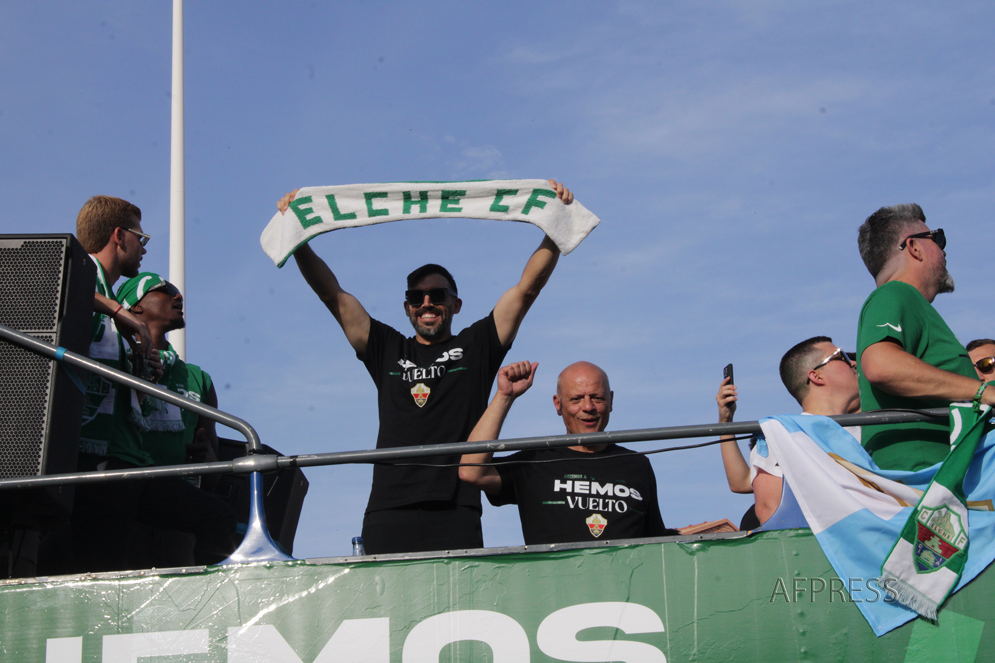Elche se vuelca con su equipo: más de 200.000 personas celebran el ...